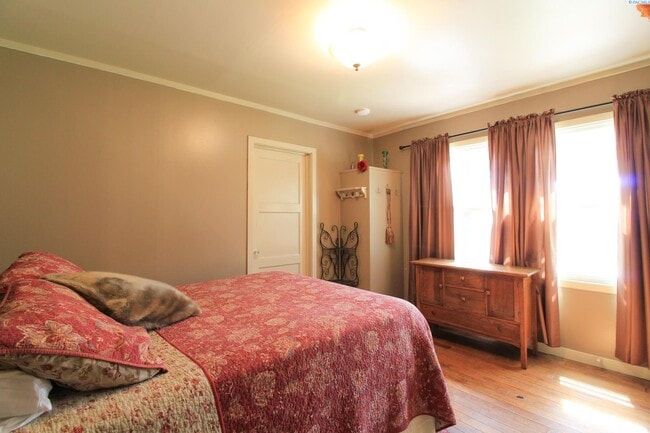 Building Photo - 2 BD, 1 BA with office, FURNISHED home