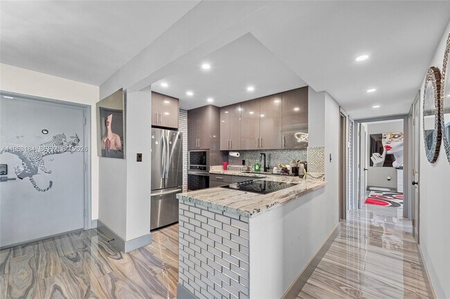 Building Photo - 1345 Lincoln Rd