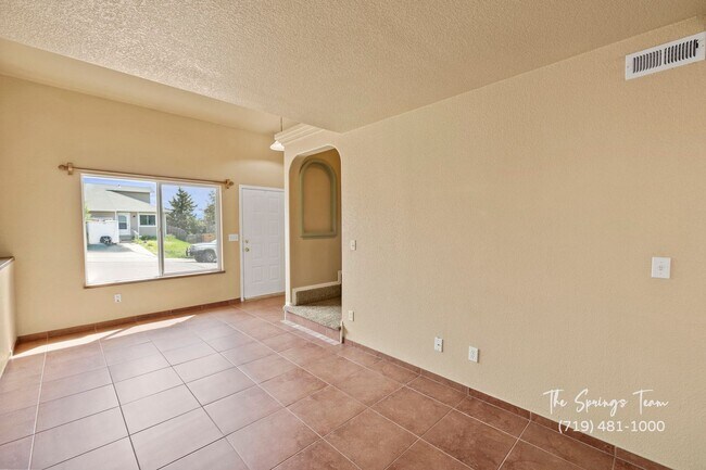 Building Photo - Spacious & Unique 3BD/2BA Townhome w/ Gara...