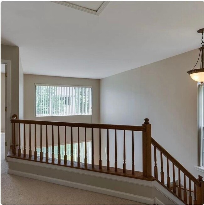 Building Photo - 1 S Oakhurst Dr