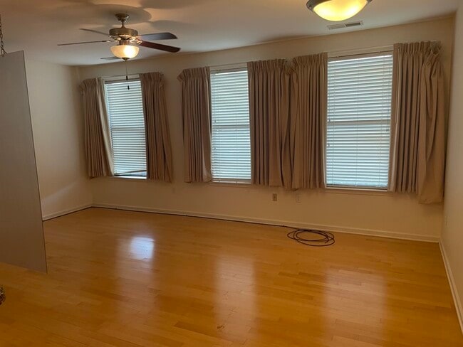 Building Photo - LARGE STUDIO!