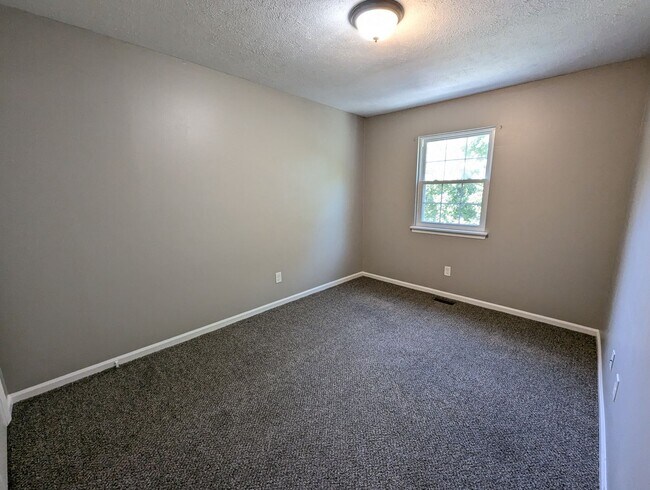 Building Photo - 1615 Skiffes Creek Cir