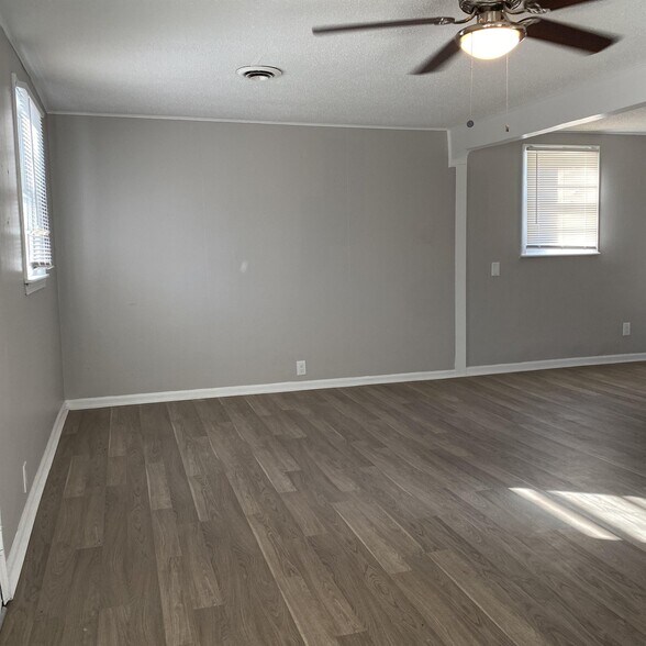 Building Photo - 332 N Cedar Ave