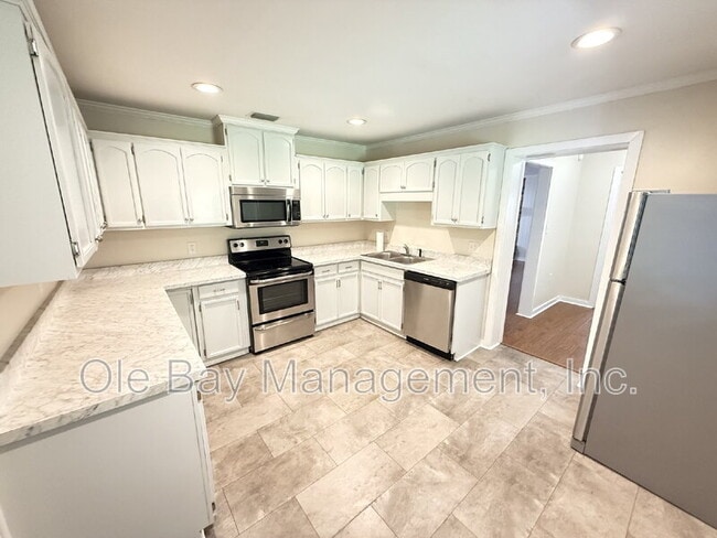 Building Photo - 4650 Rosewood Dr