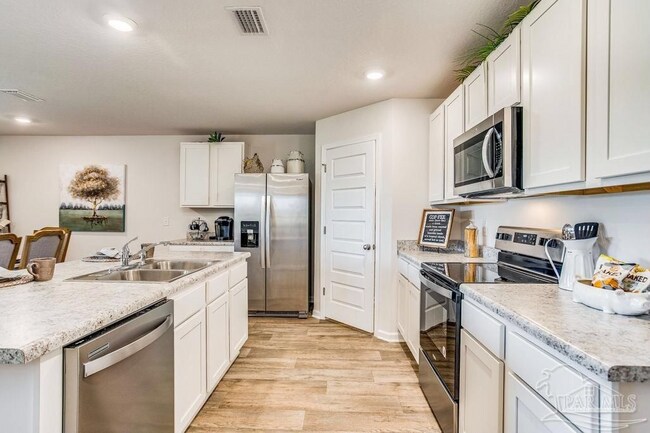 Building Photo - 909 Lovebird Ct