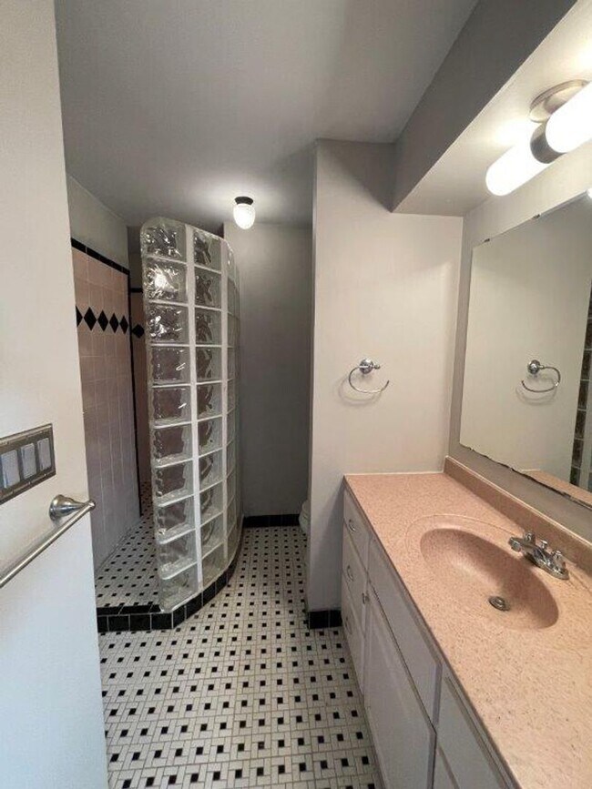 Building Photo - 3 bed 2 bath, 2 car with wood floors, fenc...