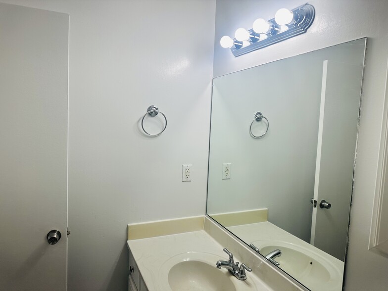 Master Bathroom - 11983 Cardamom Dr