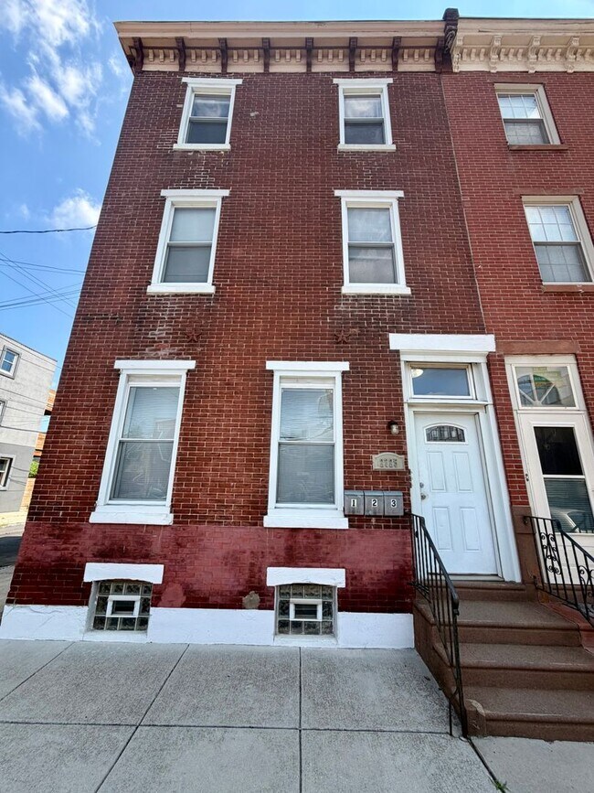 Building Photo - Stunning 1-Bed/1-Bath Apartment with Private Roof Deck and Parking Spot! Available NOW!