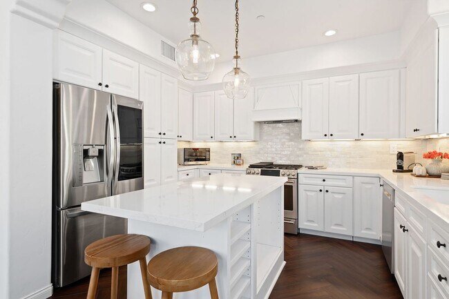 Building Photo - Villa Del Mar~ The Gorgeous gem in the Ame...