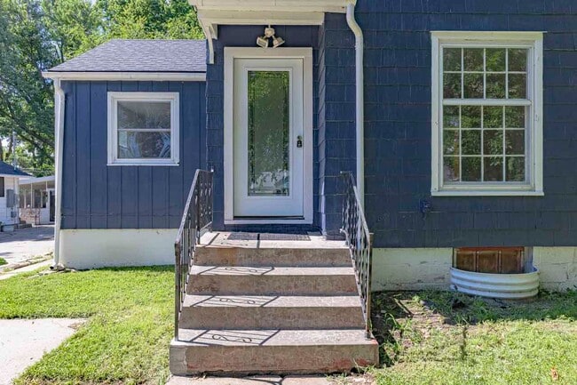 Building Photo - Spacious home for rent!