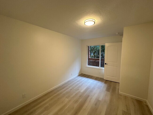 Interior Photo - 171 (1556 Great Highway)