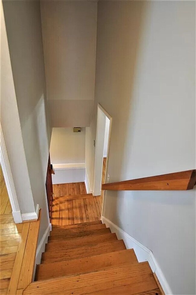 Building Photo - 906 Sylvan Ave