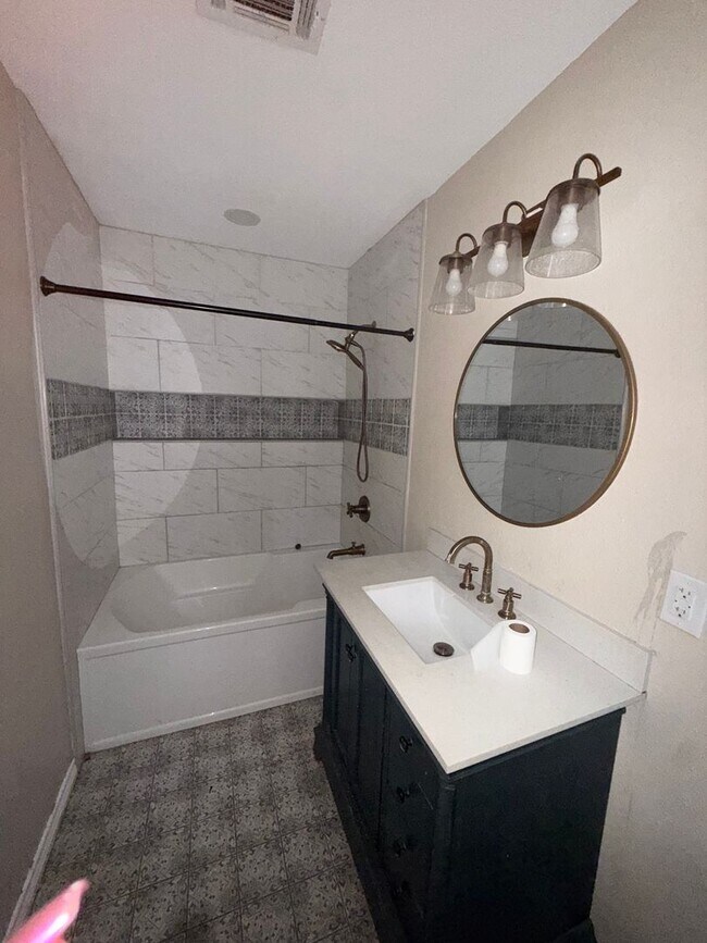 Building Photo - Rental in Groves, Tx