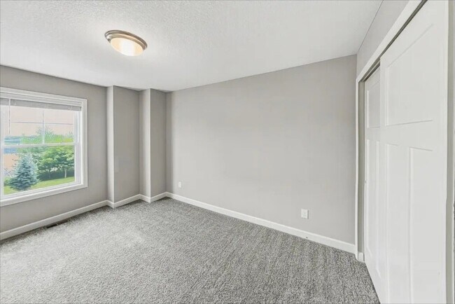 Building Photo - 10948 Yalta St NE