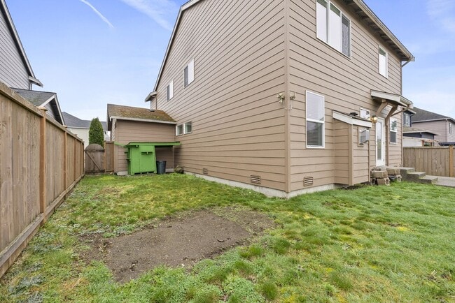 Building Photo - Spacious 4-Bed Puyallup Home For Rent | 3-Car Garage & Quick Commute to JBLM!
