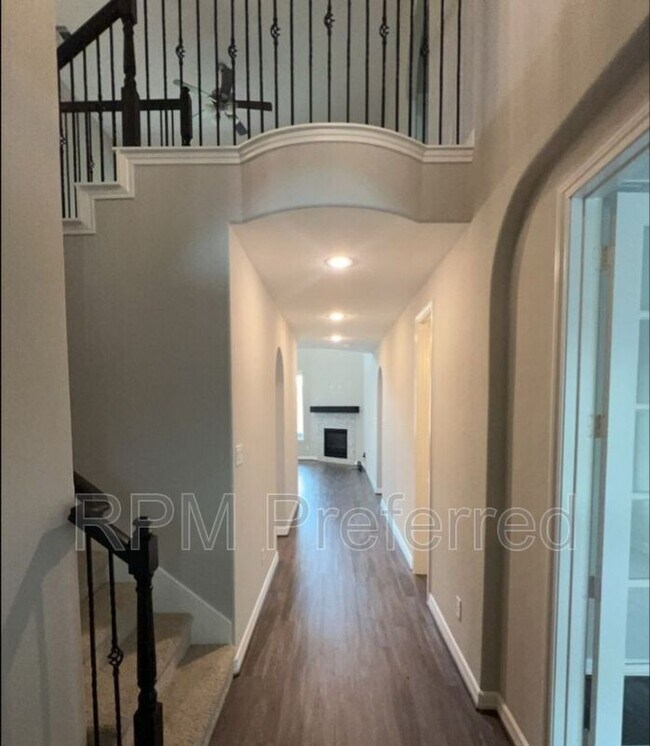 Building Photo - 14615 Birchwood Falls Trail