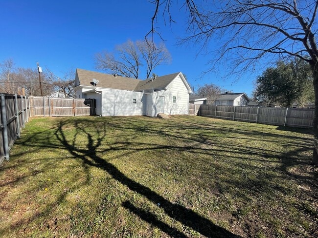 Building Photo - 810 Seven Oaks Rd