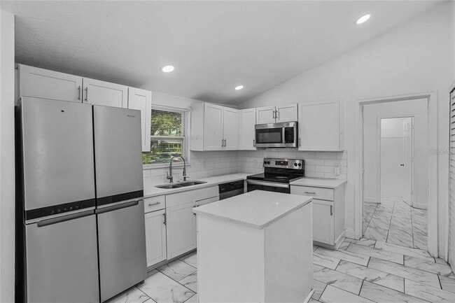 Building Photo - 906 Celery Ave