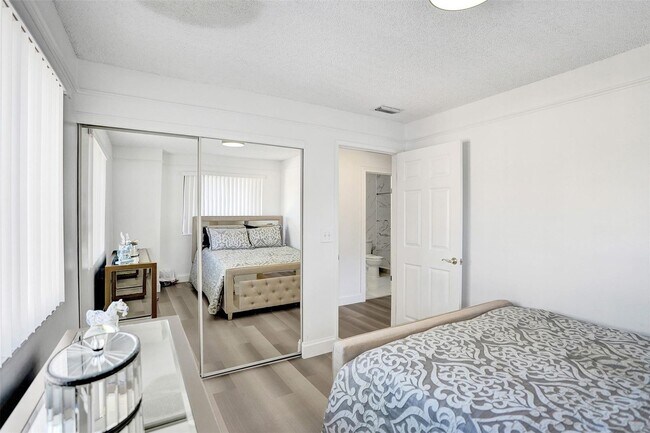 Building Photo - 270 Captains Walk