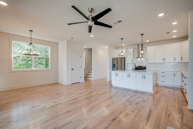 Building Photo - Stunning 4-Bedroom Nashville Home with Granite Countertops, Hardwood Floors, and Fireplace!