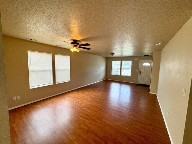 Building Photo - Spacious 5-Bedroom Home with 3-Car Garage in Nampa