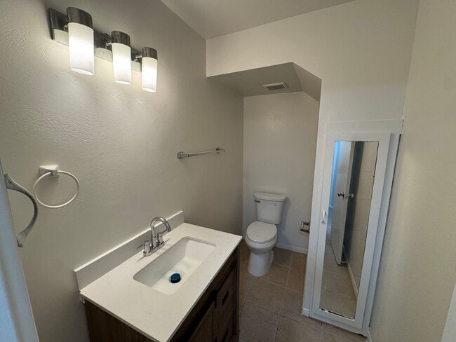 Building Photo - 2 Bedroom Townhouse in El Cajon