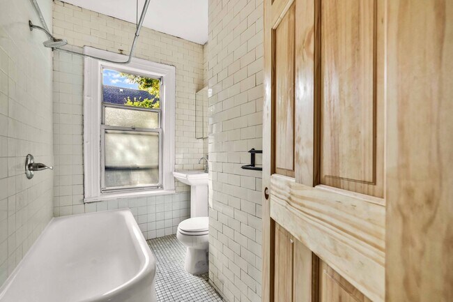 Building Photo - 1200 Beverley Rd