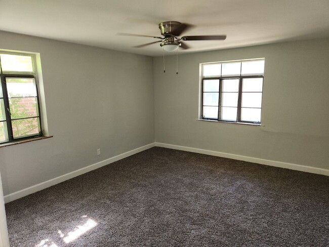 Building Photo - Near Patty Jewett Golf Course!