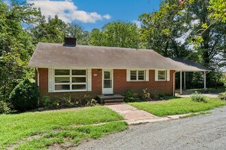 Building Photo - Chapel Hill 3 Bed 2 Bath Ranch - Available...
