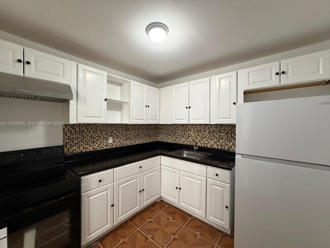 Building Photo - 15205 NE 6th Ave