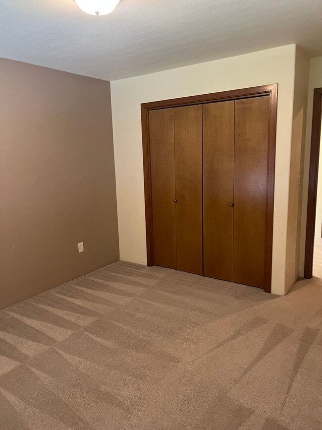 Building Photo - 3 Bedroom 2.5 Bath Townhouse
