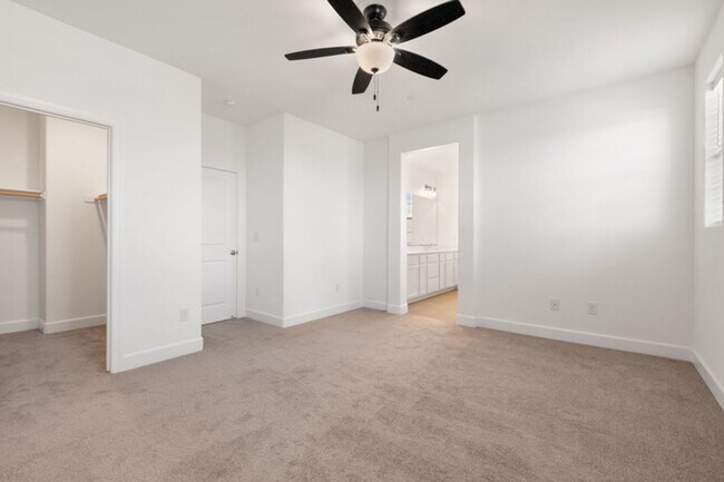 Building Photo - Beuatiful Townhome in Northwest Reno!