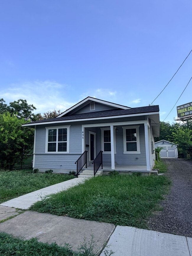 Building Photo - Beautiful 2/1 Home Available for Immediate Move In!