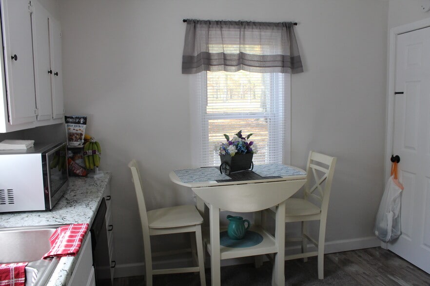 Cozy breakfast area and/or eat-in - 1395 Ross Ave