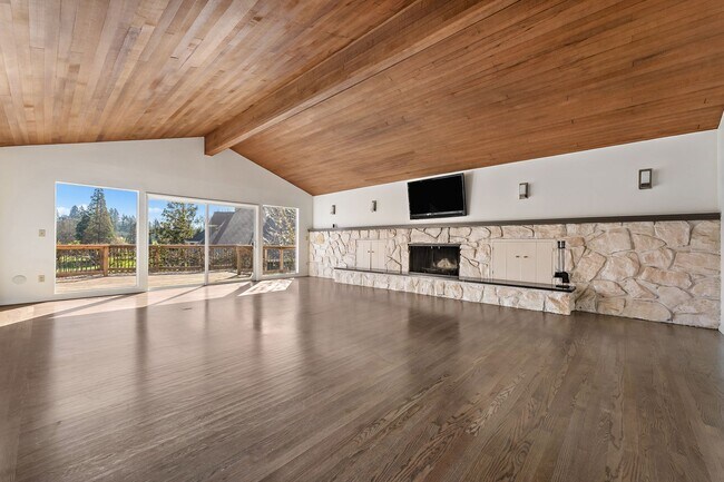 Building Photo - 4-Bedroom Luxury Home for Rent by Portland...