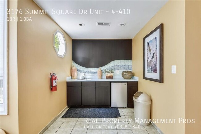 Building Photo - 3176 Summit Square Dr