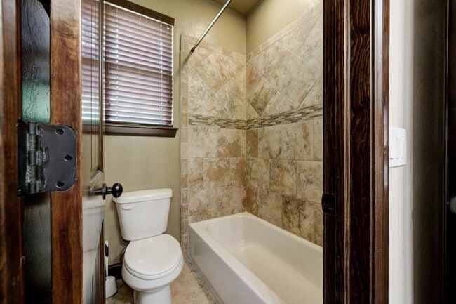 Building Photo - 22090 White Pine Cir