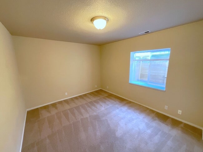 Building Photo - 5 Bedroom Home Available Near Rangewood Dr & Vickers Dr!