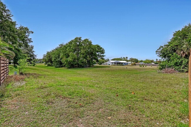 Building Photo - 2055 SE West Dunbrooke Cir