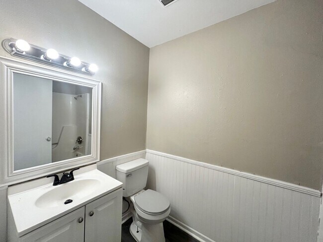 Building Photo - Charming 3-Bed, 2-Bath Home in Northeast S...