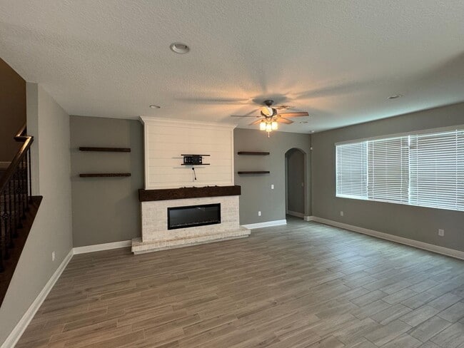 Building Photo - Spacious 5-Bedroom Riverview Home