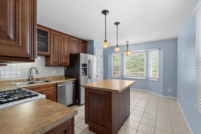 Building Photo - 1620 Dahlia Ct