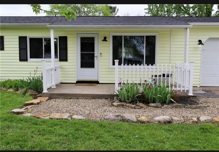 Building Photo - 2042 Byron Dr