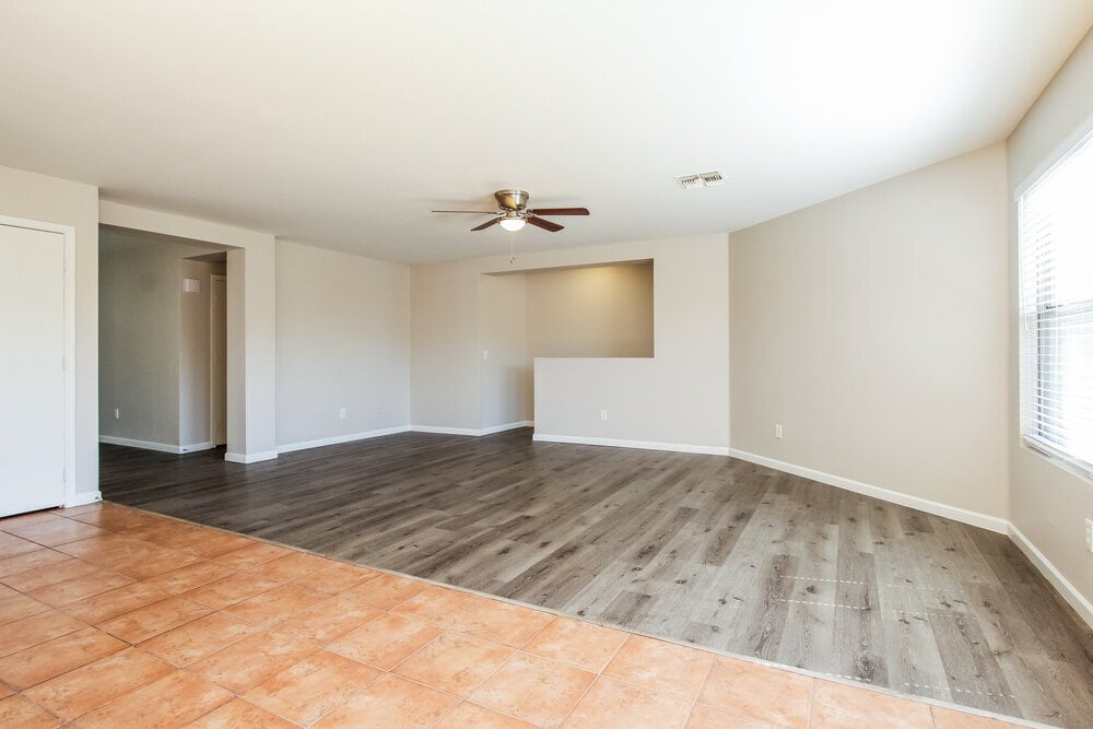 Building Photo - 11621 W Bloomfield Rd