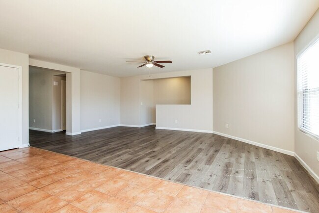 Building Photo - 11621 W Bloomfield Rd