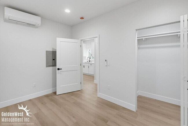 Building Photo - Beautifully Updated 1Bdm 1Ba Apartment with Private Rooftop Deck & Stunning Views!