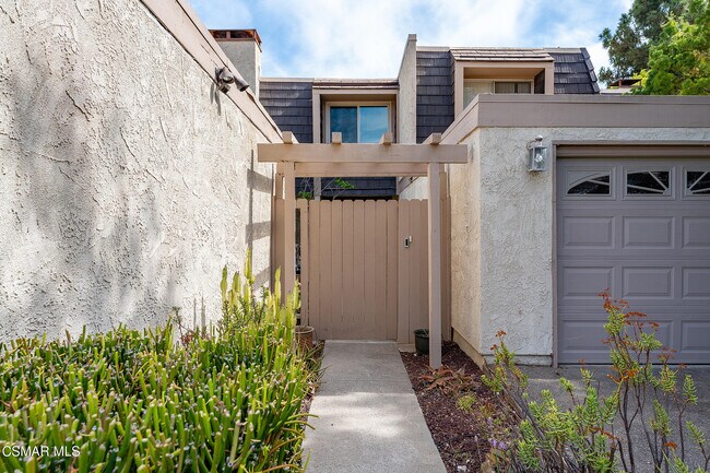Building Photo - 2958 Dogwood Cir