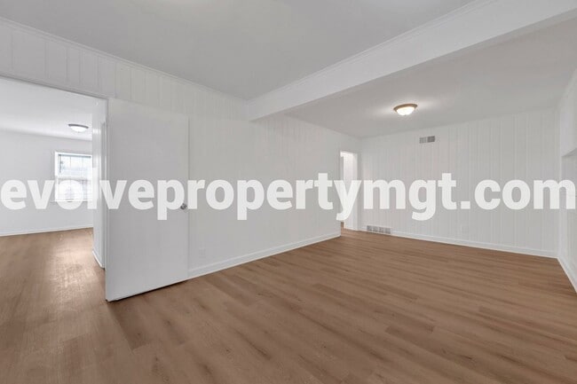 Building Photo - STUNNING RENOVATION IN PRIME LOCATION!!