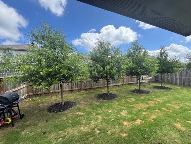 Building Photo - Spacious and Stylish, with over 2,500 sq f...