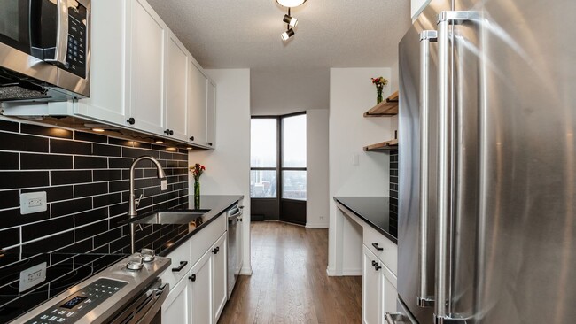 Building Photo - 899 S Plymouth Ct